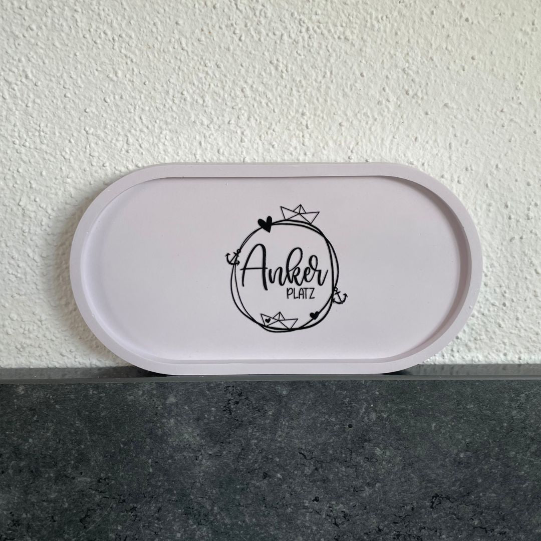 Ovale Platte in Lavendel mit Sticker "Ankerplatz"
