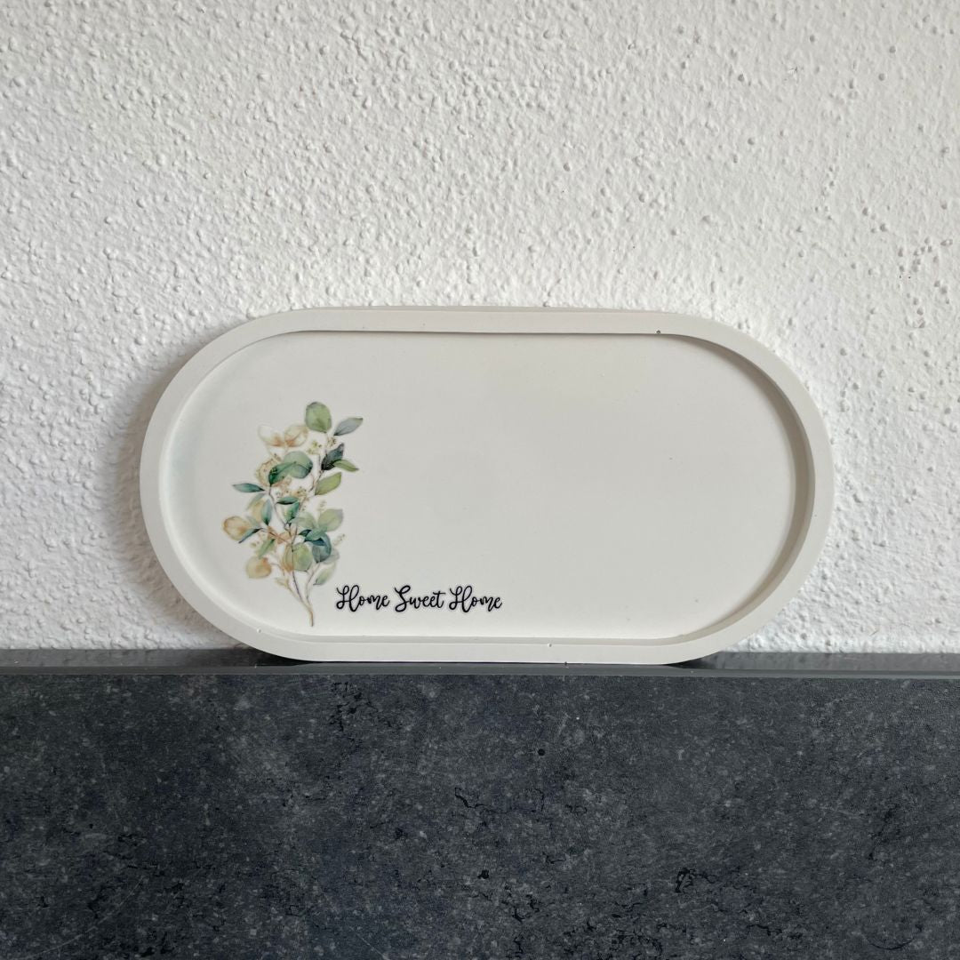 Ovale Platte in Sandbeige mit Sticker "Home sweet home" und Blume