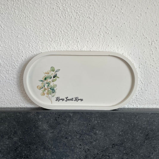 Ovale Platte in Sandbeige mit Sticker "Home sweet home" und Blume