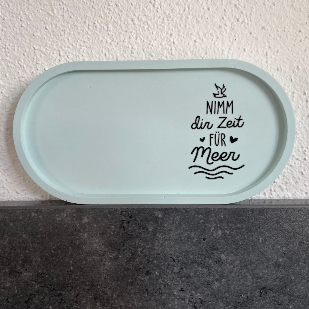 Ovale Platte in Himmelblau mit Sticker "Nimm dir Zeit für Meer"