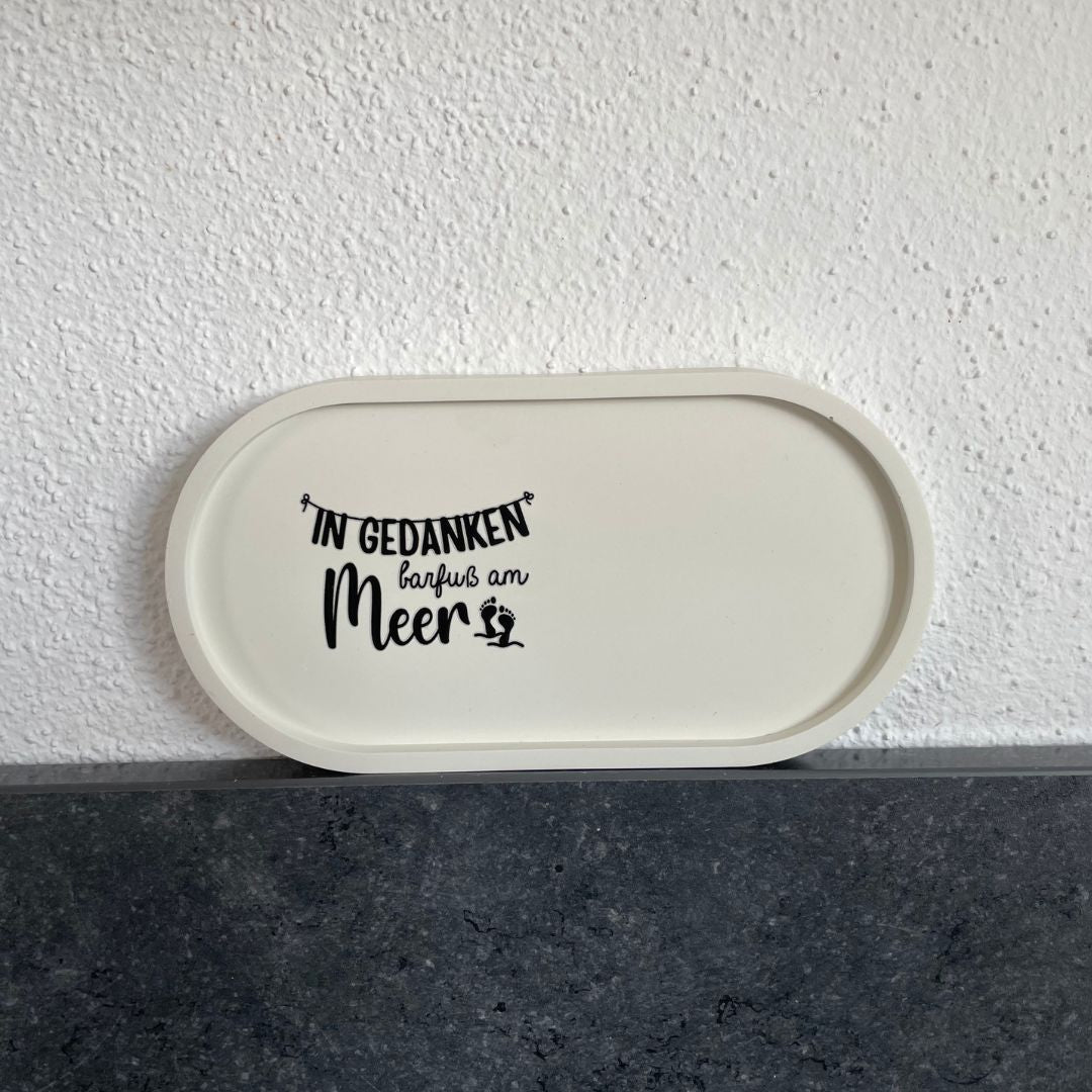 Ovale Platte in Sonnengelb mit Sticker "In Gedanken Barfuß am Meer"