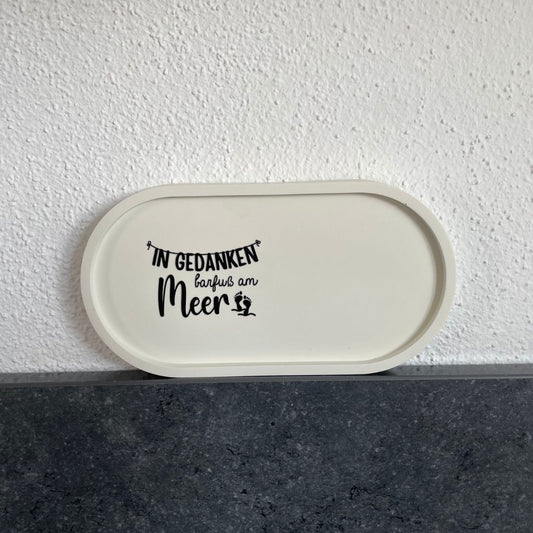 Ovale Platte in Sonnengelb mit Sticker "In Gedanken Barfuß am Meer"
