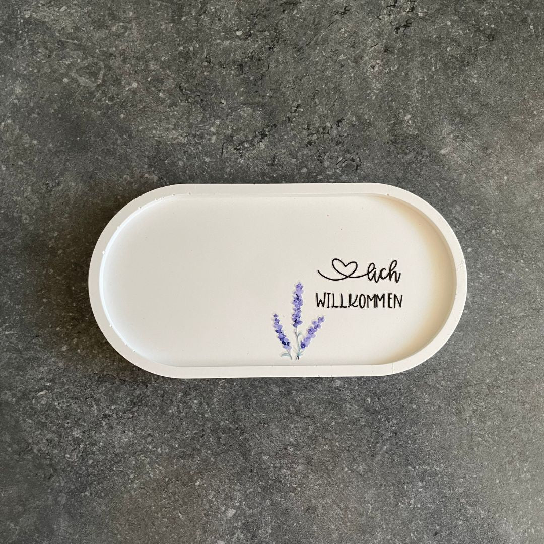 Ovale Platte mit Sticker "Herzlich Willkommen"