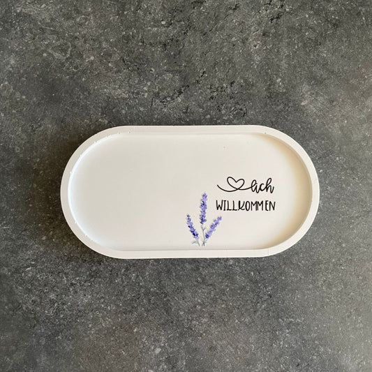 Ovale Platte mit Sticker "Herzlich Willkommen"