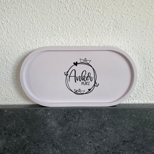 Ovale Platte in Lavendel mit Sticker "Ankerplatz"