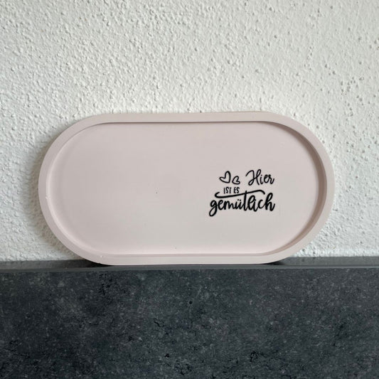 Ovale Platte in Zartrosa mit Sticker "Hier ist es gemütlich"