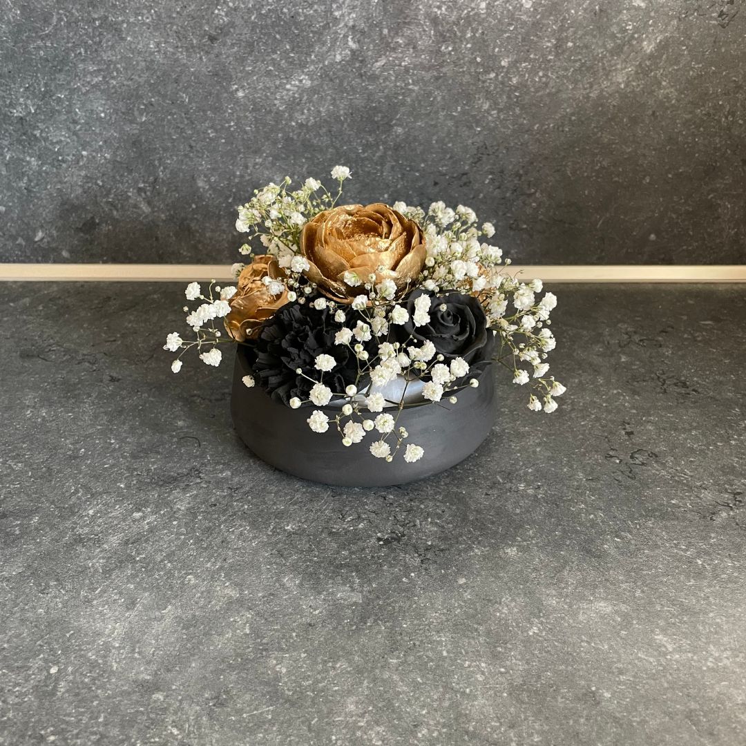 Weihnachtsblumengesteck – elegant & handgefertigt